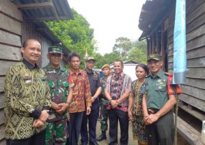 Read more about the article Sinergitas Kodim 1204 Sanggau dan Pemkab Sanggau, DINSOSP3AKB Kabupaten Sanggau Rehabilitasi Rumah Tidak Layak Huni